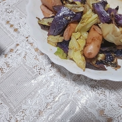 レシピありがとうございます！
紫キャベツも入れましたが、ソーセージの旨みでキャベツがたくさん食べれるうえ、美味しかったです❤️